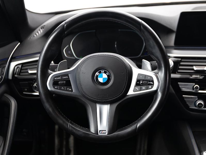 BMW Řada 5 520d xDrive - fotka 12 z 22