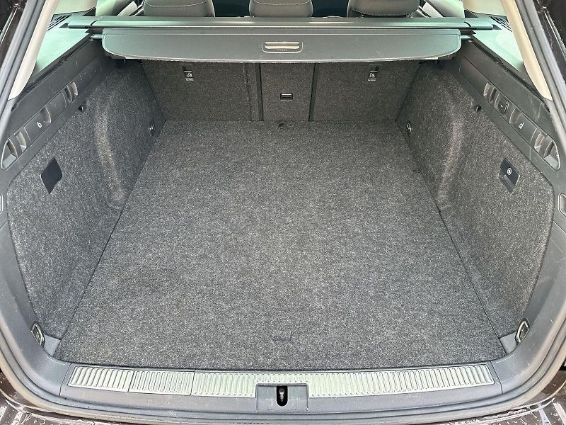 Škoda Superb (2020) Combi 1.4 TSI iV DSG Ambition - fotka 29 z 35