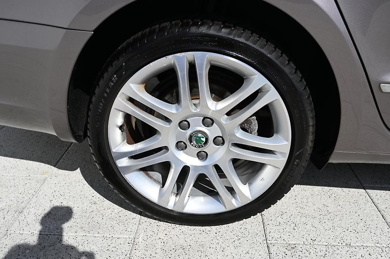 Škoda Superb 2.0TDI 125KW rezervace 3/2011 - fotka 9 z 43