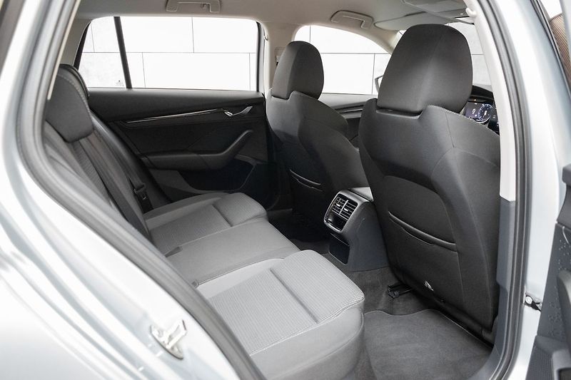 Škoda Octavia 2.0 TDI DSG*ACC*BLIS*CARPLAY* - fotka 13 z 37