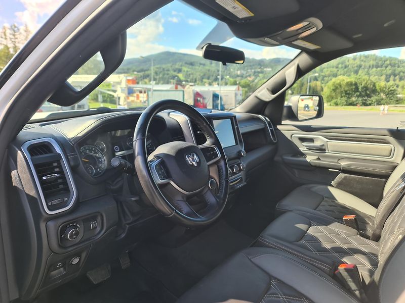 Dodge RAM 1500 (2022) 5.7 HEMI 4x4 BIGHORN LPG - fotka 29 z 67