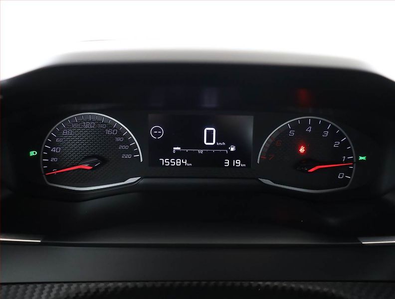 Peugeot 2008 (2021) 1.2 PureTech, ČR,1.maj - fotka 9 z 20