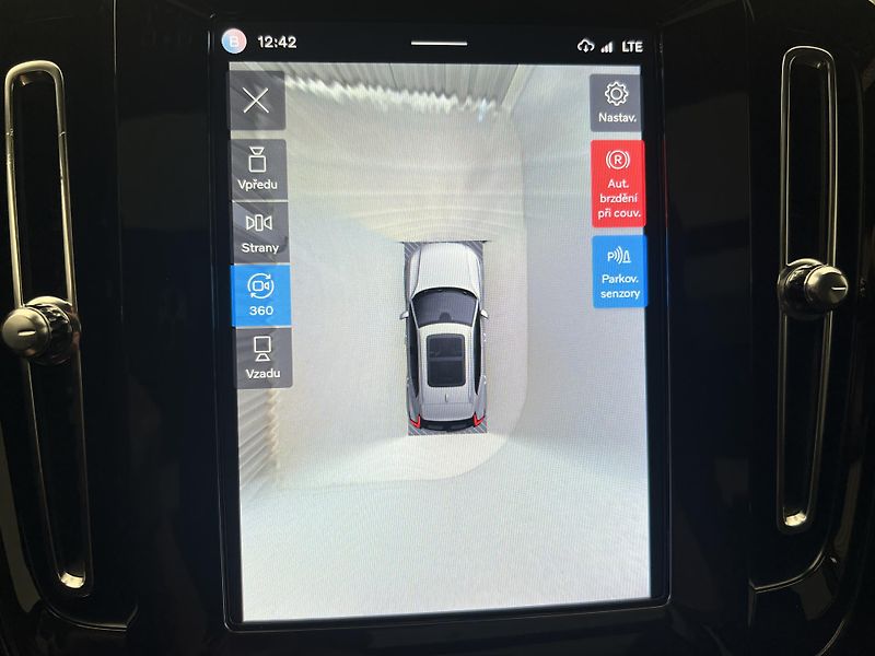 Volvo XC40 RECHARGE PRO AUT - fotka 27 z 44