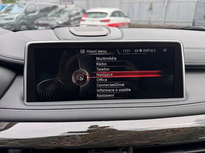 BMW X6 (2014) 4.4 V8 (449k) xDrive50i - fotka 25 z 51