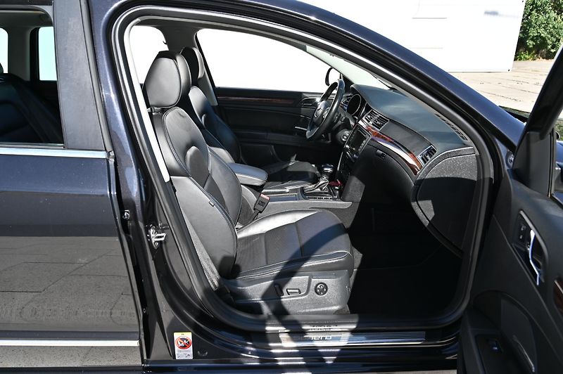 Škoda Superb 2.0TDI 125KW DSG Rezervace - fotka 30 z 56