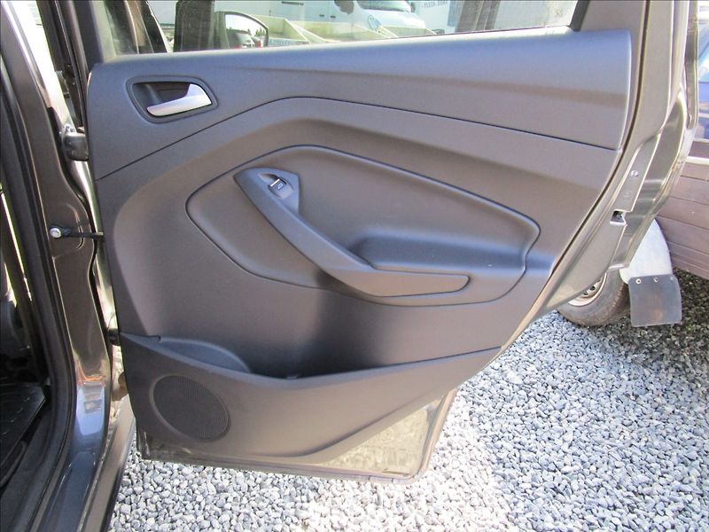 Ford Kuga 2.0TDCi 132kW AWD, automat - fotka 26 z 41