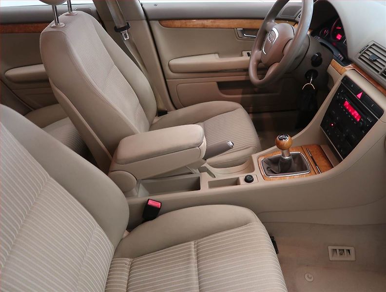 Audi A4 (2005) 2.0, po STK, Tažné, rezervace - fotka 9 z 13