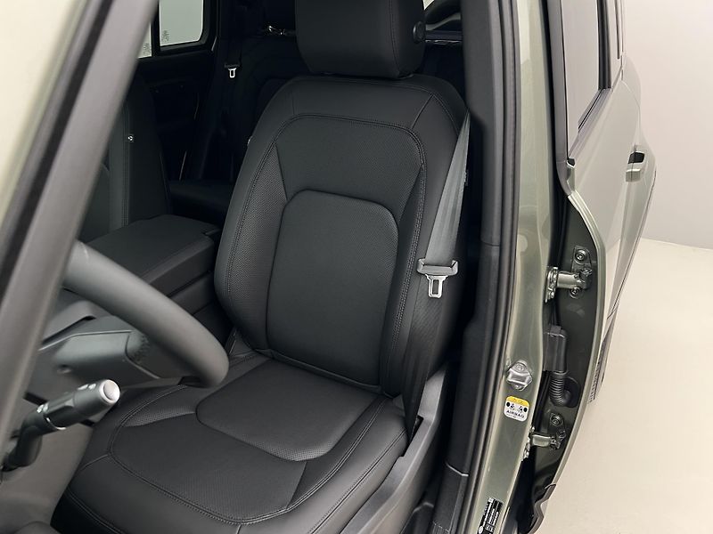 Land Rover Defender 110 D300 X-DYNAMIC SE AWD AUT - fotka 16 z 43
