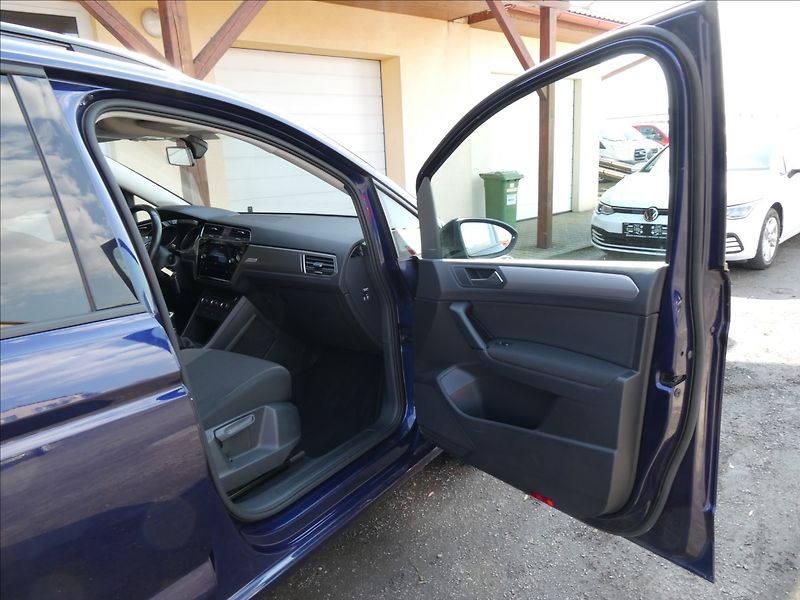 Volkswagen Touran 1,2 TSi 81kW 7.míst, NAVI - fotka 25 z 39
