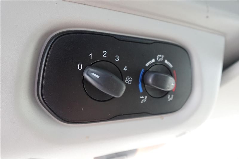 Ford Transit 2,2 TDCi  L2H2 9MÍST BUS KLIMA - fotka 37 z 38