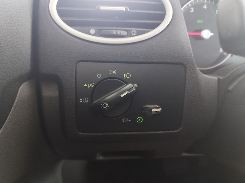 Ford Focus (2006) 2,0i,107KW,AUTOMAT,XEN,ALU,NAV - fotka 30 z 36