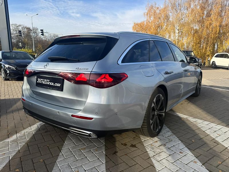 Mercedes-Benz Třídy E (2024) E 300 de 4MATIC kombi - fotka 8 z 23