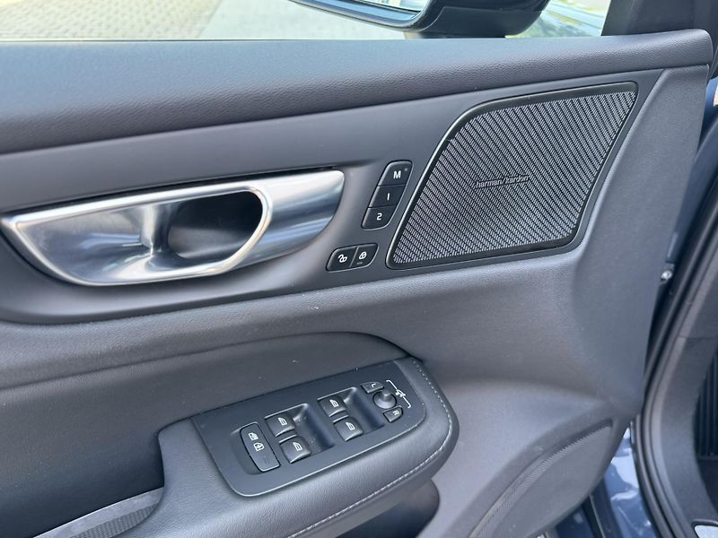 Volvo V60 B4 FWD PLUS DARK // 1. Maj. - fotka 12 z 46
