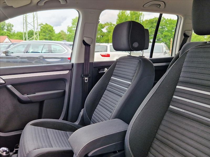 Volkswagen Touran 2,0 TDI 7MÍST VÝHŘEV KLIMA - fotka 15 z 26