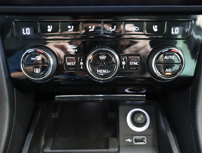 Škoda Superb (2018) 2.0 TDI, 4X4, Automat, Kůže - fotka 21 z 32