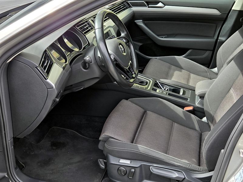 Volkswagen Passat 2.0TDi DSG *SERV.KN.FAKTURY*   - fotka 31 z 49