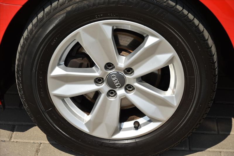 Audi A1 1.0 TFSI 85kW DPH ČR SERVIS.KN - fotka 9 z 23