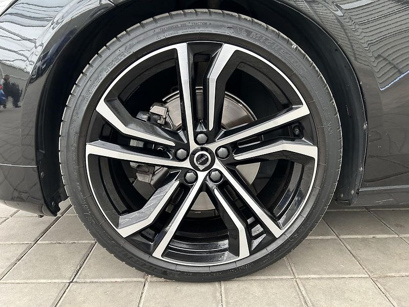 Volvo V90 2.0 D5 4x4 R-Design - fotka 10 z 30