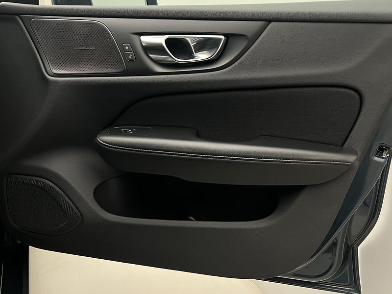 Volvo V60 B4 MOMENTUM AUT  - fotka 7 z 42