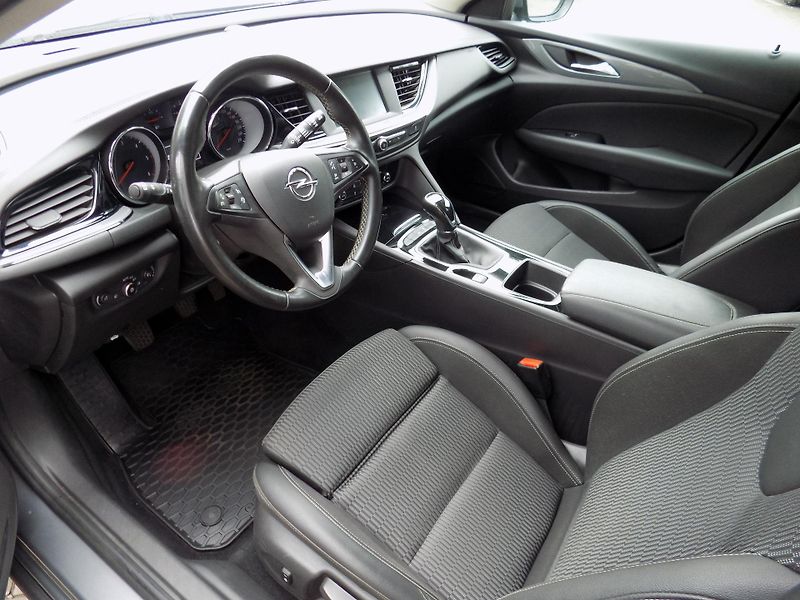 Opel Insignia (2018) 2.0 CDTi - fotka 9 z 12