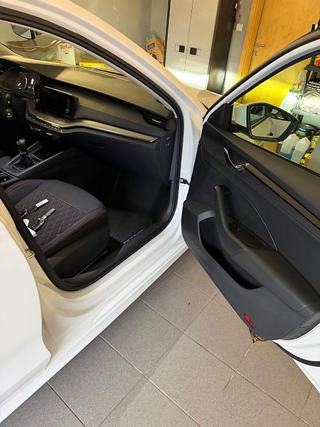 Škoda Octavia 2.0 TDI / 85kW / Amb. ČR - fotka 13 z 19