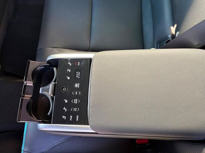 Toyota Camry 2.5 hybrid Executive - fotka 17 z 23