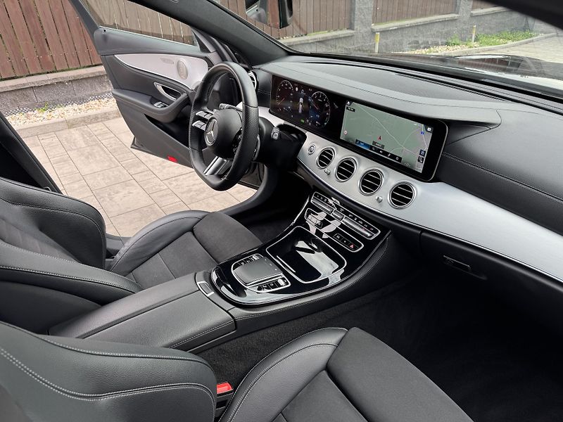 Mercedes-Benz Třídy E (2022) E 300de 4MATIC AMG Hybrid Tažn - fotka 14 z 28