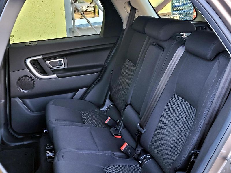 Land Rover Discovery Sport 2,0 TD4 4wd,DPH,SERVIS - fotka 18 z 48