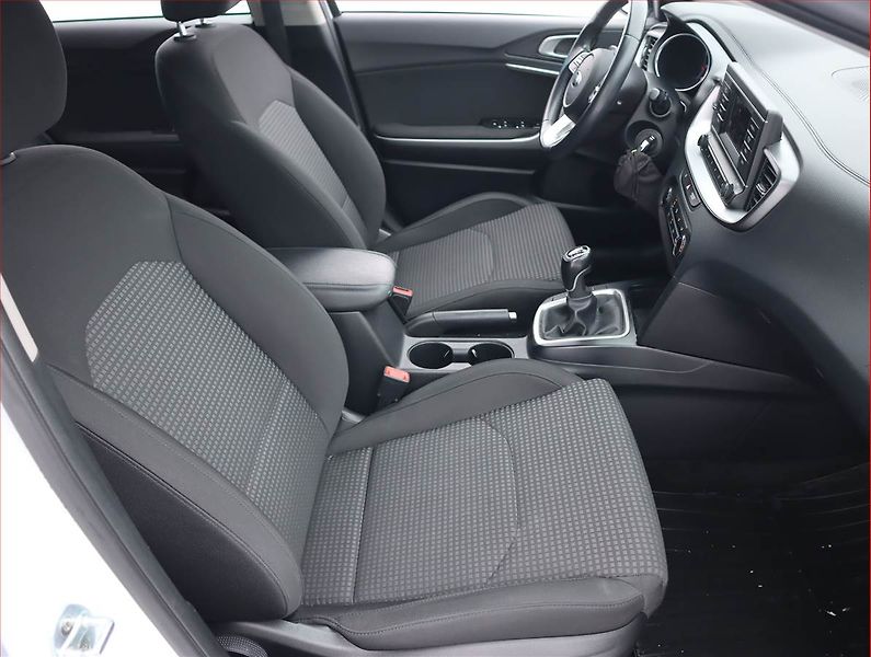 Kia Ceed (2020) 1.6 CRDi, Serv.kniha, Tempomat - fotka 9 z 17