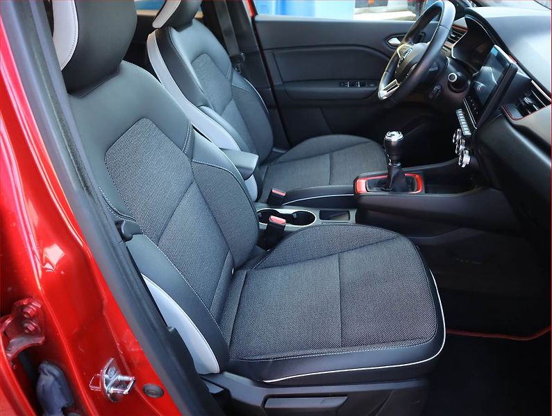 Renault Captur (2020) Intens 1.3 TCe, Kůže, Navi - fotka 9 z 21