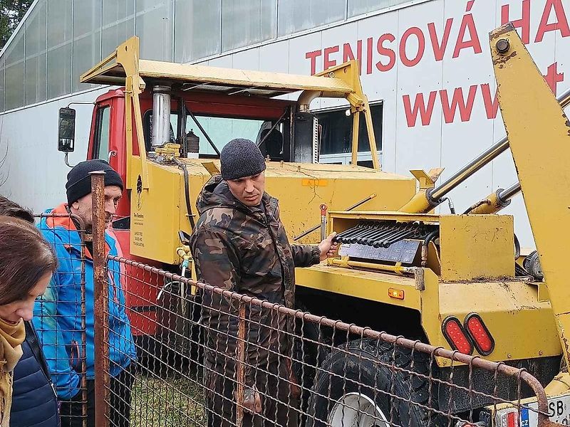 Speciální stroj zvaný Big John přijel do Strakonic přesazovat stromy z Prahy. V České republice patří k unikátům.