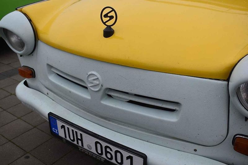 V závěsu jede vnuk pana Kutřína, který náklonost k trabantům podědil