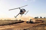 Daniel Ricciardo s vozem Red Bull RB7 F1 jezdí v terénu a překonává výzvy, které jsou pro Austrálii typické.