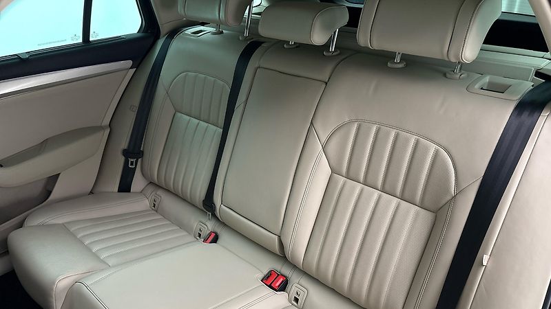 Škoda Superb 2.0 TDI DSG 4x4 L&K Combi - fotka 16 z 36