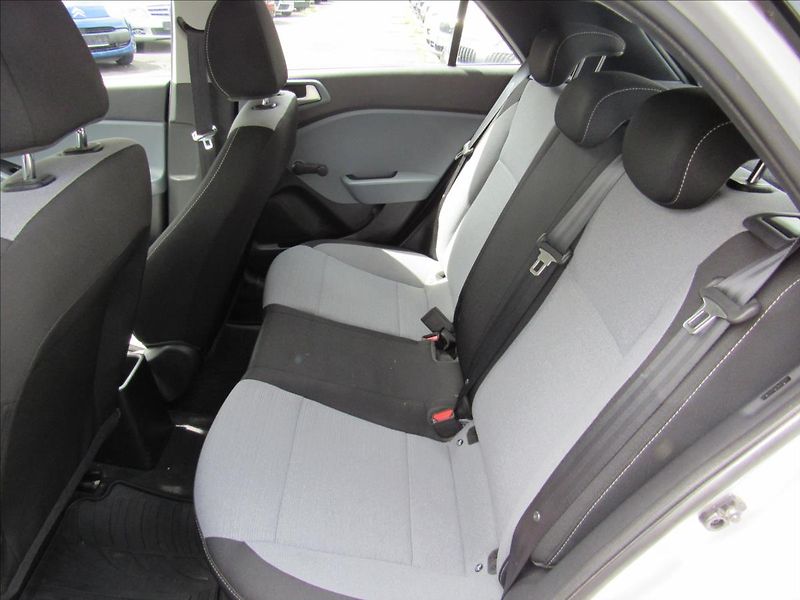 Hyundai i20 1,3 i 55kW Family+ - fotka 10 z 29
