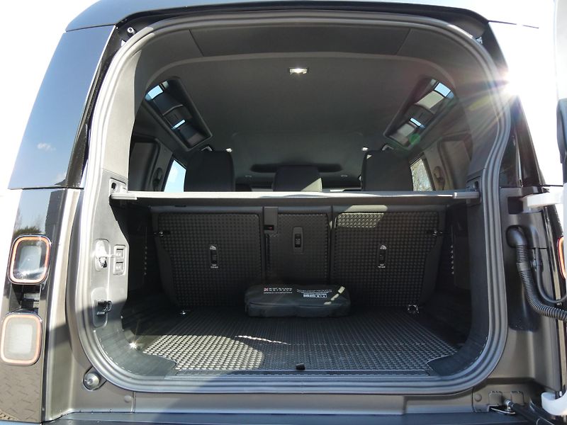 Land Rover Defender (2026) 110 3,0 X-Dynamic SE D350 - fotka 32 z 37
