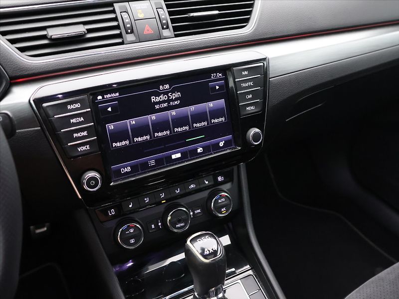 Škoda Superb 2,0 TDI 140kW DSG Sportline - fotka 24 z 37