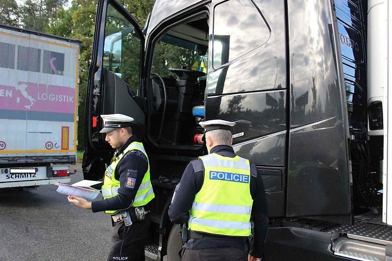 Do jihočeského měření emisí a kontrol u hotelu Sloup na silnici I/3 (bývalá E55) se zapojili policisté krajské dopravní policie, z dálničního oddělení Borek a táborští dopraváci. Vozidla se řidiči naváděli také z blízké dálnice D3.