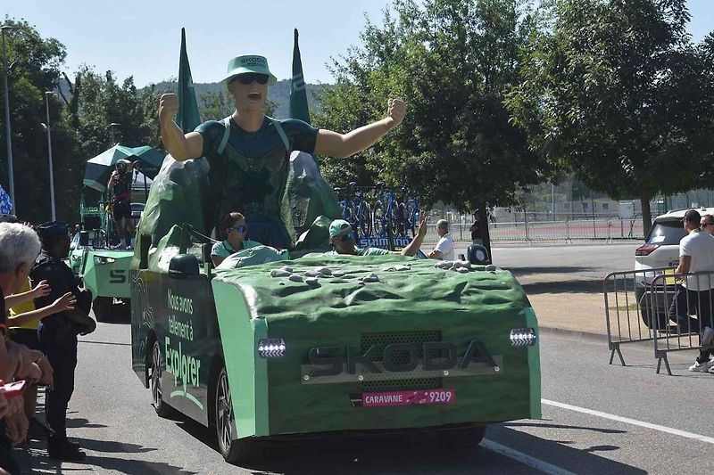I v letošní Tour de France hrají kromě závodníků velkou roli auta značky Škoda.