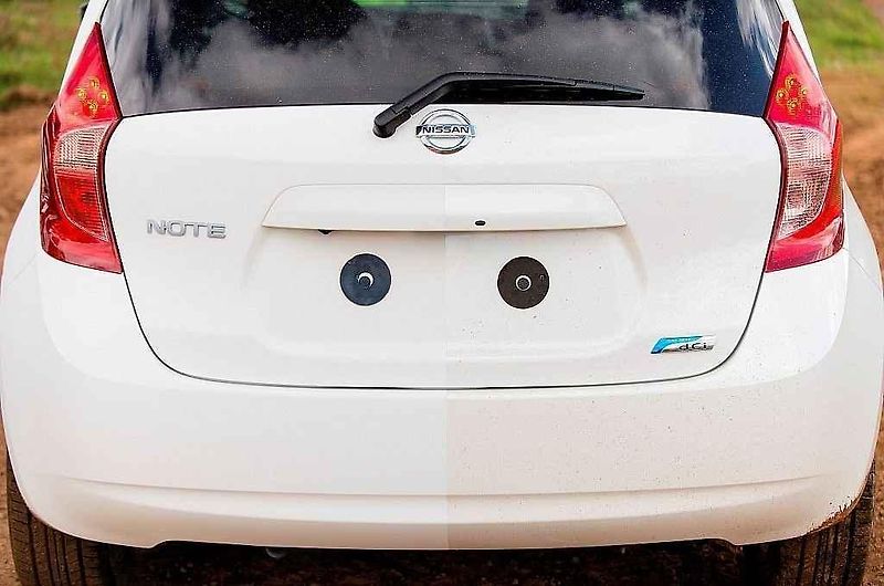 Nissan vyvinul prototyp vozu s nanolakem, který odpuzuje špínu.