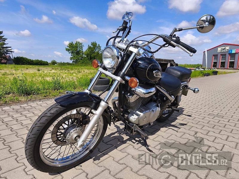 Suzuki VL 125 Intruder (1999) - fotka 3 z 11