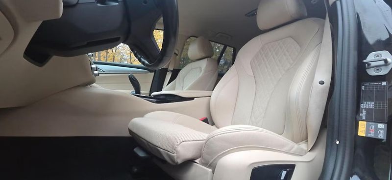 BMW Řada 5 530e xDrive Bílý interiér Taž. - fotka 21 z 25