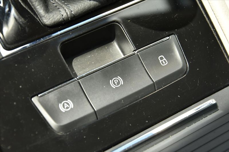 Škoda Superb 2.0TDi 147kW DSG L&K ČR - fotka 31 z 36