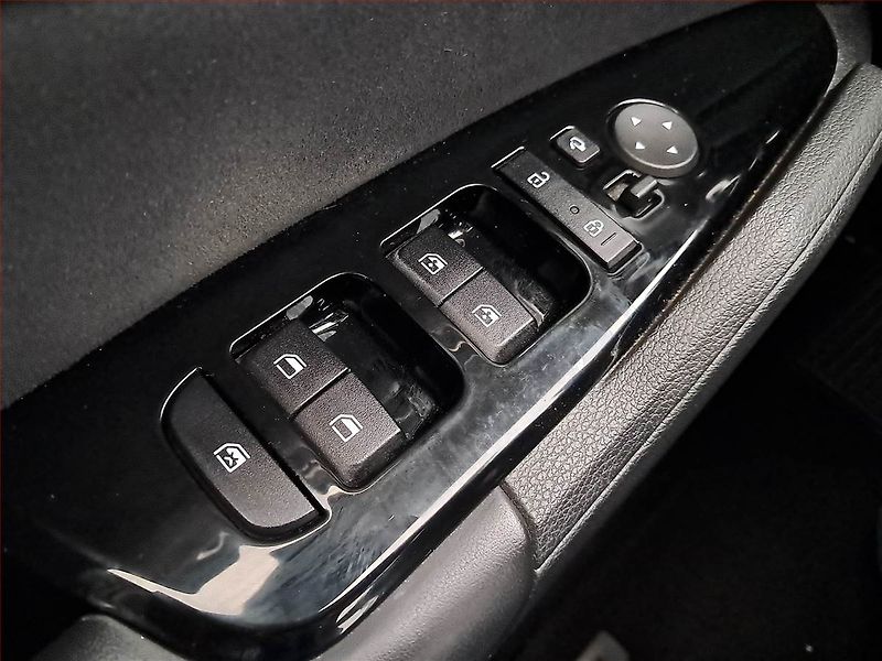 Kia Sportage (2022) 1.6 T-GDI MHEV - fotka 18 z 23