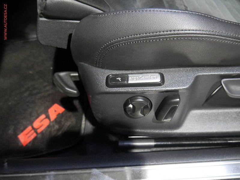 Volkswagen Passat (2019) 2.0 TDi, DSG, navi, LED - fotka 12 z 21