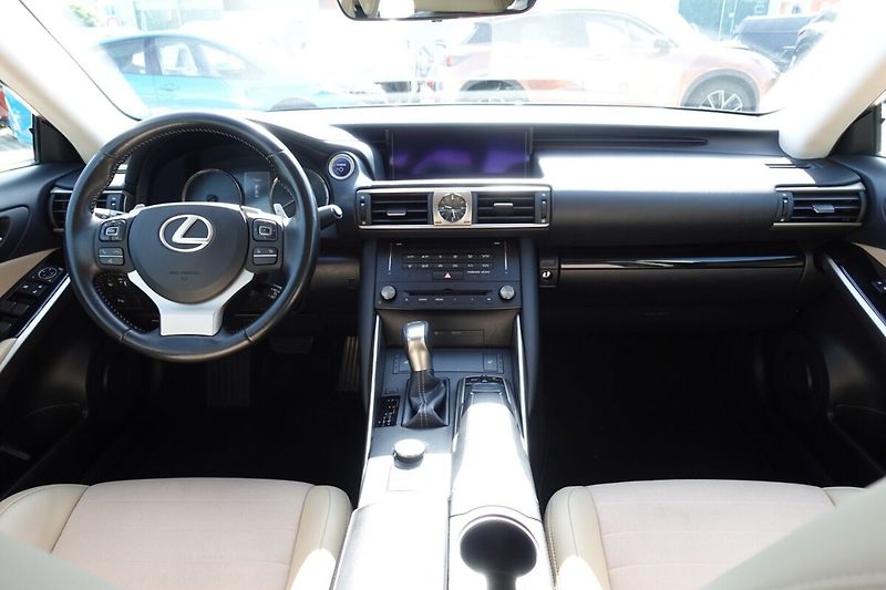 Lexus IS 300h Executive Navi - fotka 16 z 34