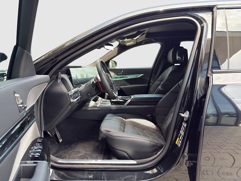 BMW Řada 7 M760e xDrive Sedan - fotka 2 z 27