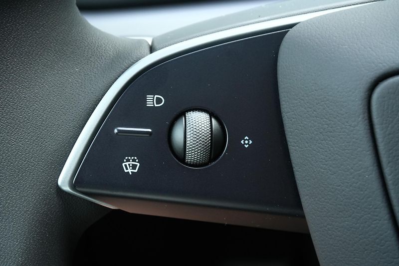 Tesla Model Y Long Range AWD, ČR, Tažné - fotka 18 z 39