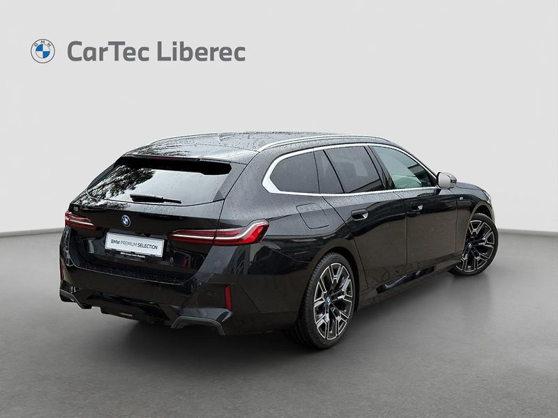 BMW i5 xDrive40 Touring - fotka 3 z 16