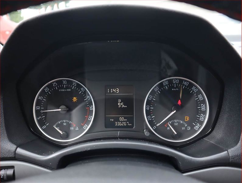 Škoda Octavia (2012) 1.6 TDI, Tempomat - fotka 11 z 16